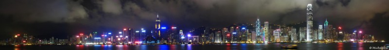 Skyline du centre de Hong Kong, prise depuis les quais de Kowloon de nuit