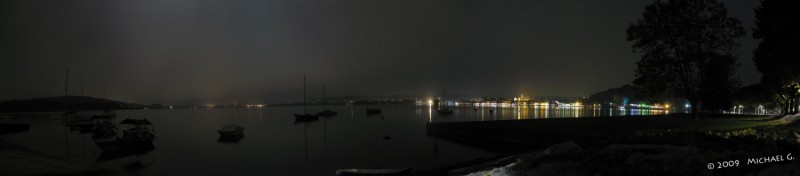 Arona (Piémont), prise depuis Angera (Lombardie) sur le lac Majeur